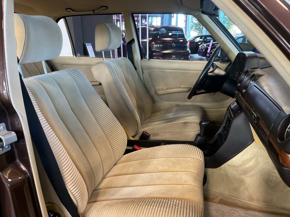 Image 15/21 of Mercedes-Benz 230 E (1983)