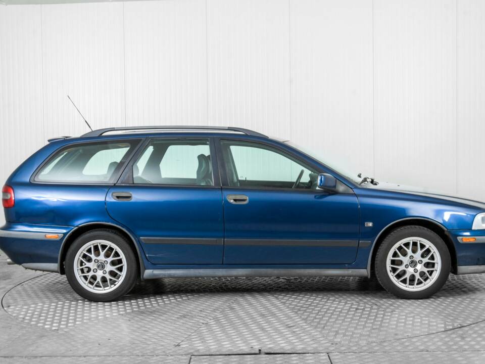 Image 10/29 of Volvo V40 2.0 16V (1999)
