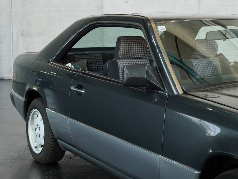 Bild 25/50 von Mercedes-Benz 300 CE (1991)
