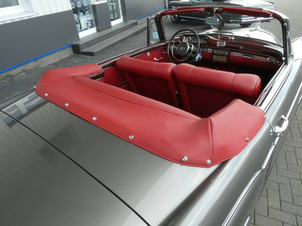 Image 17/23 of Mercedes-Benz 220 SE Cabriolet (1959)