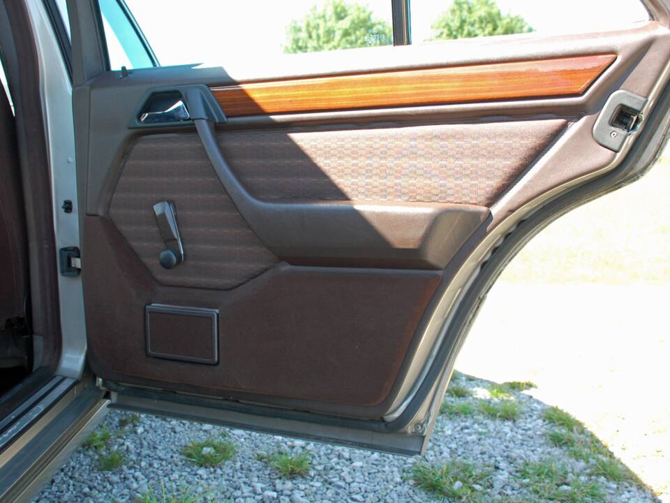 Image 18/34 of Mercedes-Benz 230 E (1992)