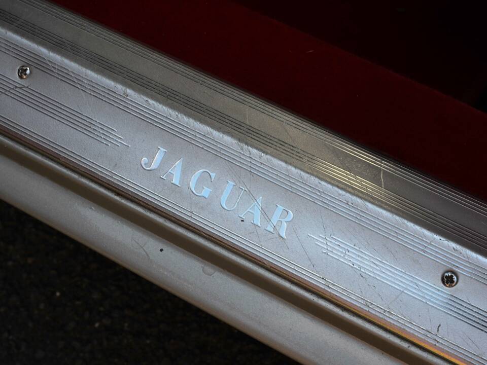 Image 33/50 of Jaguar XJ 6 4.2 (1971)