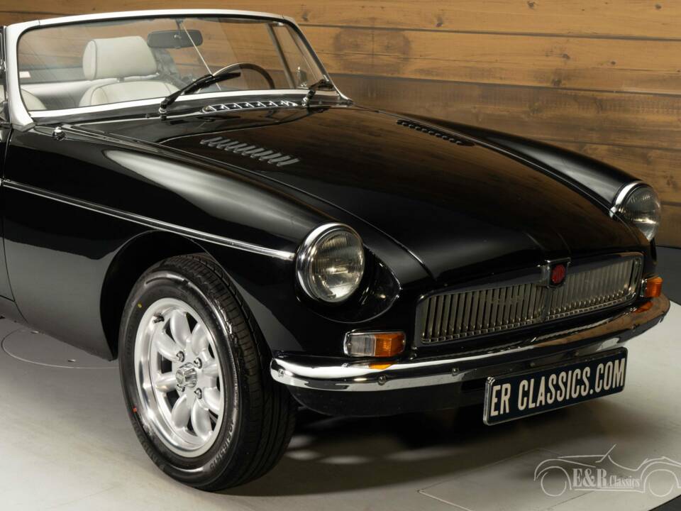 Image 3/8 de MG MGB V8 (1980)