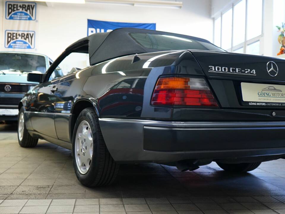 Bild 8/22 von Mercedes-Benz 300 CE-24 (1993)