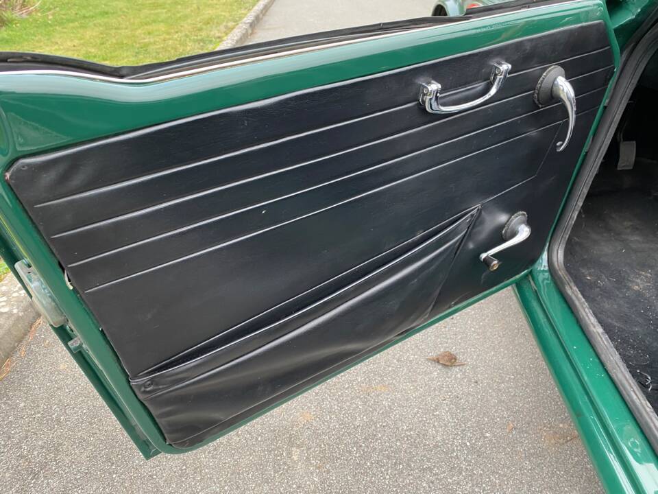 Image 30/66 of Triumph TR 4 (1964)