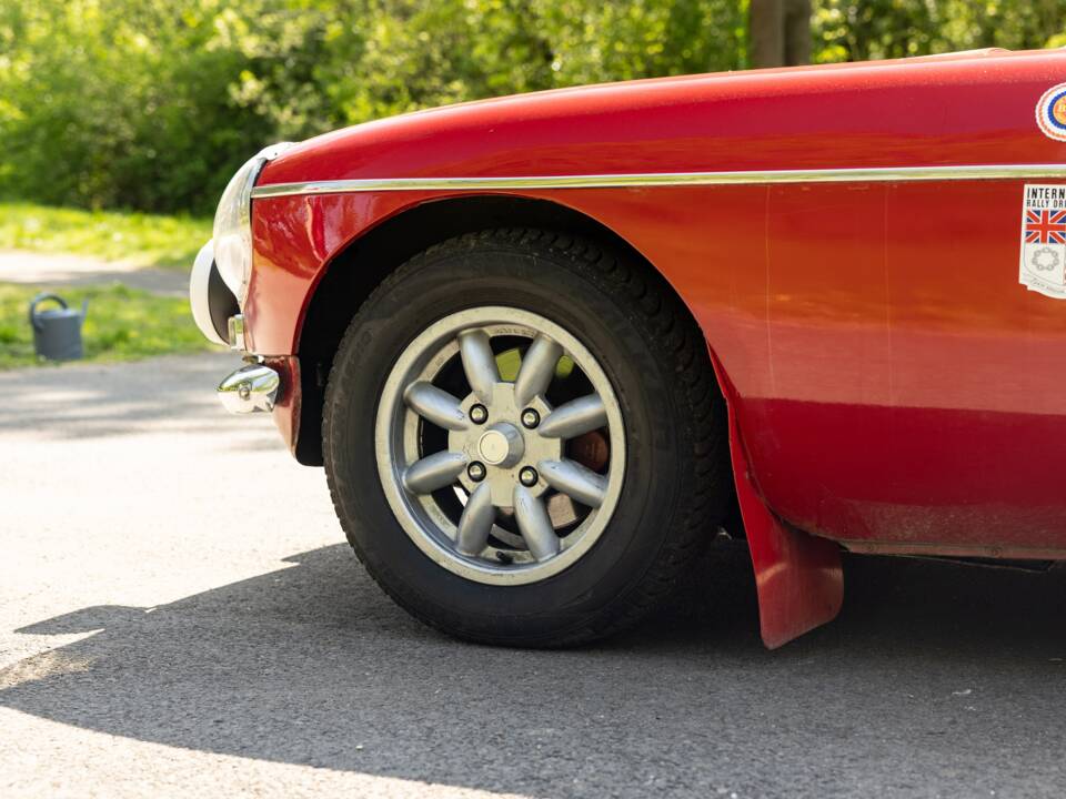 Image 19/50 of MG MGB GT (1970)