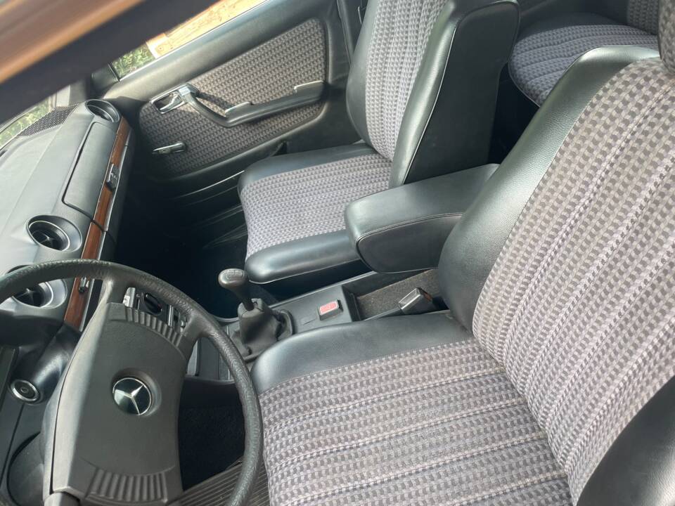 Bild 13/52 von Mercedes-Benz 280 (1976)