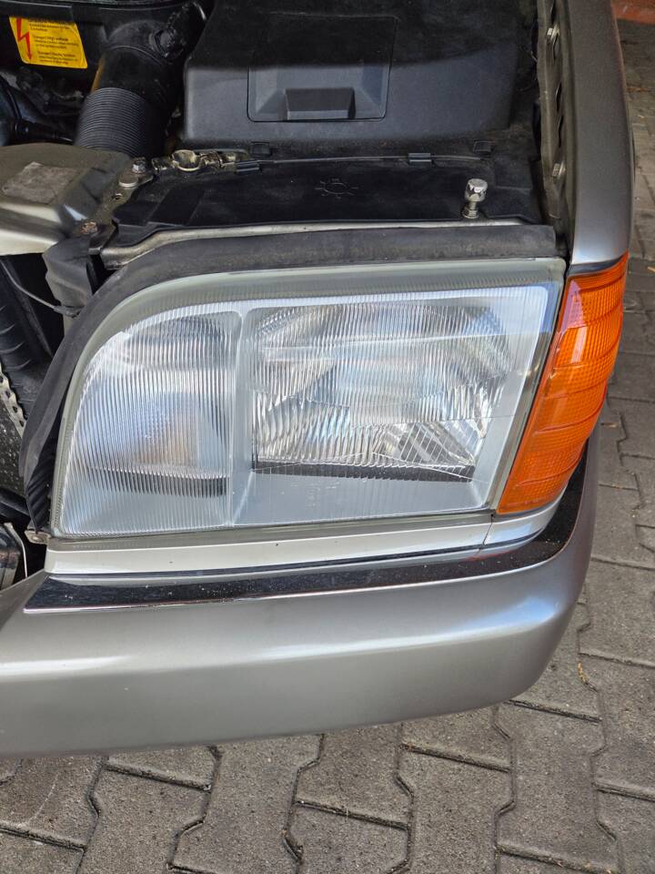 Image 6/103 de Mercedes-Benz 300 SE (1991)