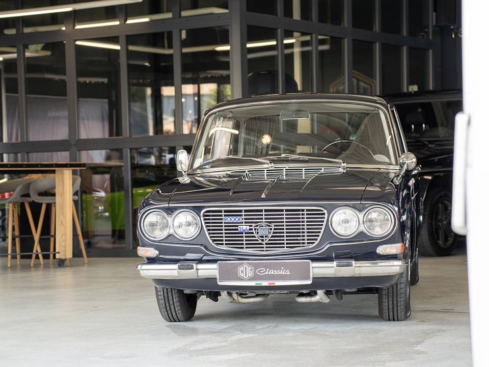 Image 2/48 of Lancia Flavia 2000 (1970)