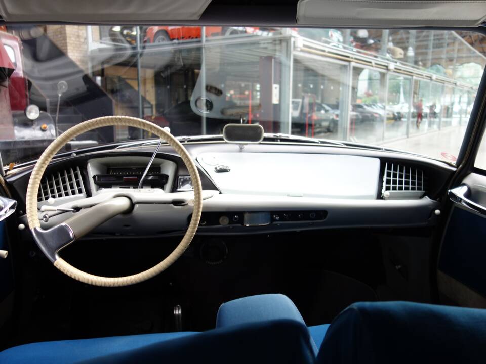 Image 19/30 of Citroën DS 19 (1959)