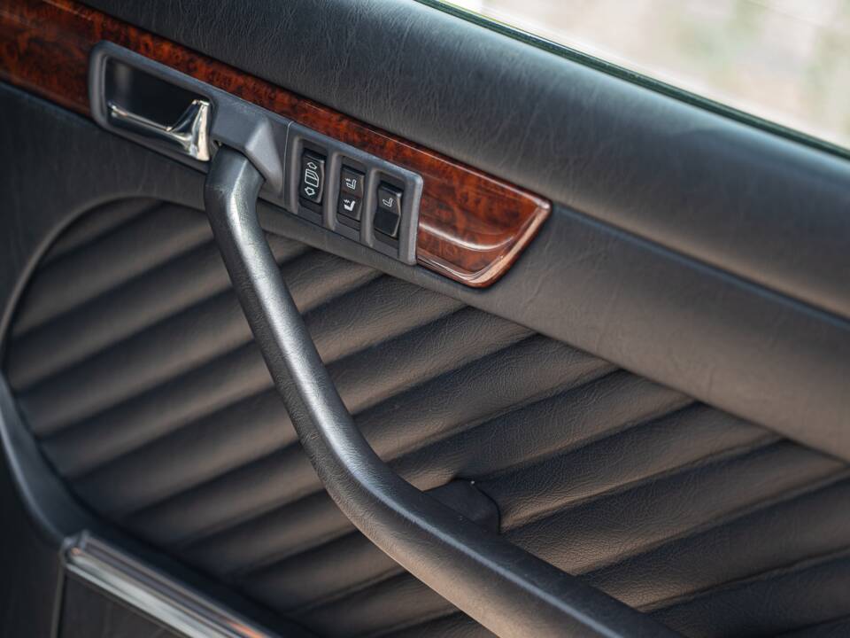 Image 44/91 of Mercedes-Benz 560 SEL (1990)