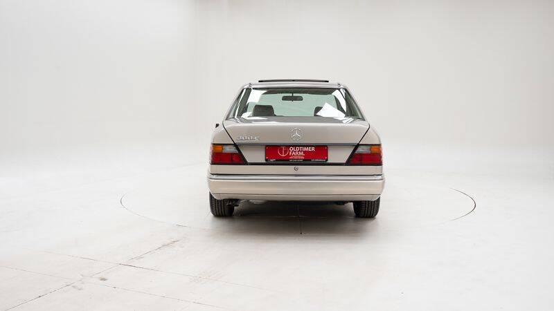 Bild 8/15 von Mercedes-Benz 300 E (1992)