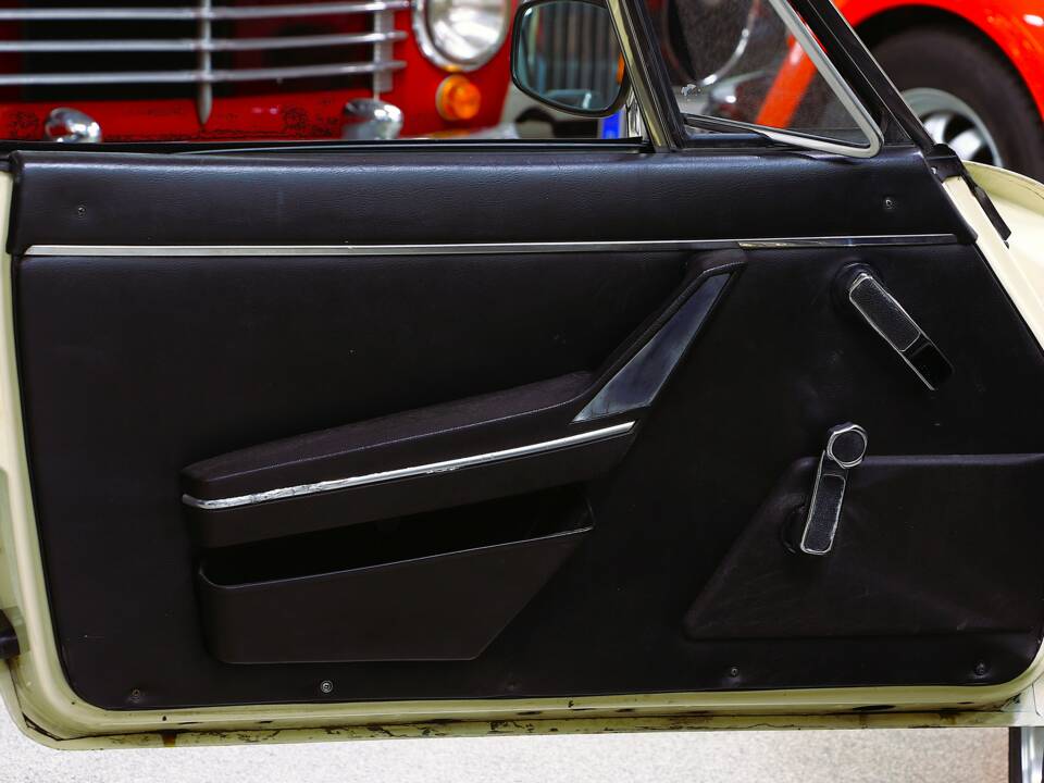 Image 13/25 of Alfa Romeo 2000 Spider Veloce (1982)