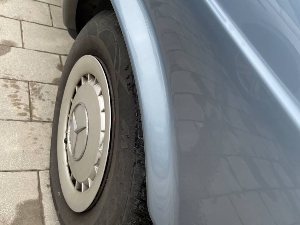 Image 13/30 of Mercedes-Benz 380 SEC (1985)