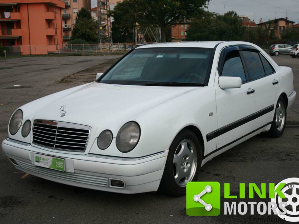 Image 1/10 de Mercedes-Benz E 220 CDI (1998)