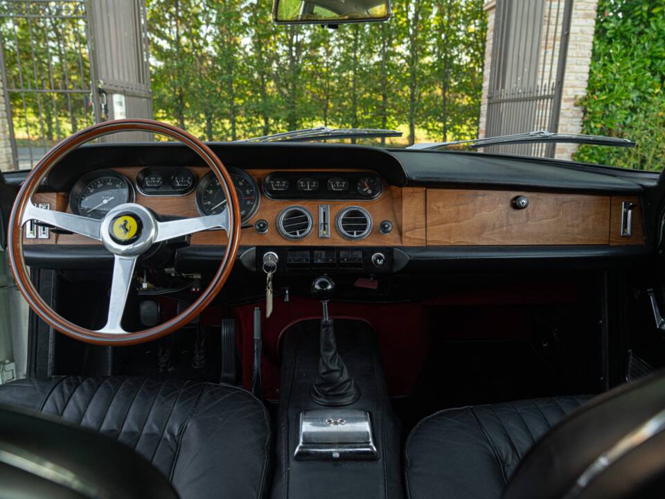Afbeelding 43/50 van Ferrari 330 GT 2+2 (1964)