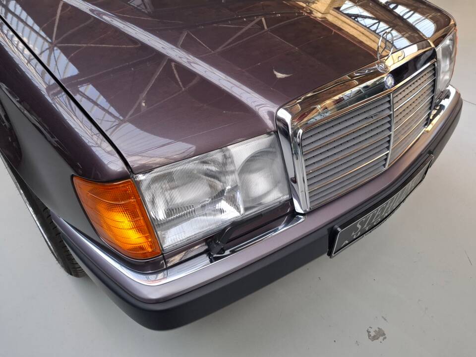 Image 6/42 of Mercedes-Benz 300 CE-24 (1993)