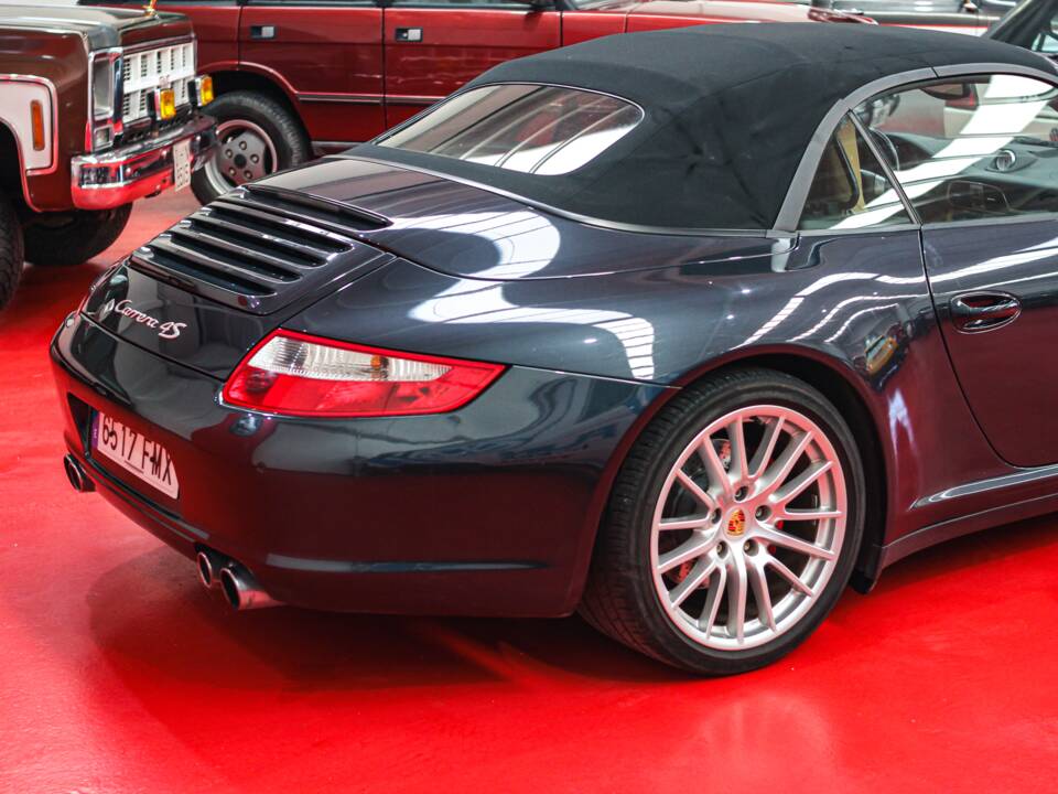 Image 33/48 of Porsche 911 Carrera 4S (2007)