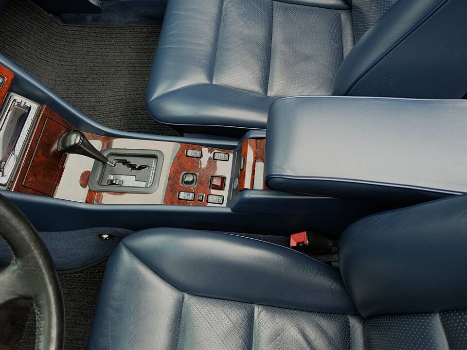 Image 22/69 of Mercedes-Benz E 320 (1994)