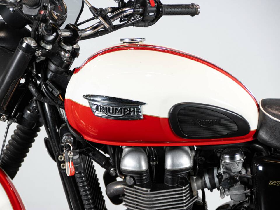 Image 25/50 of Triumph DUMMY (2014)