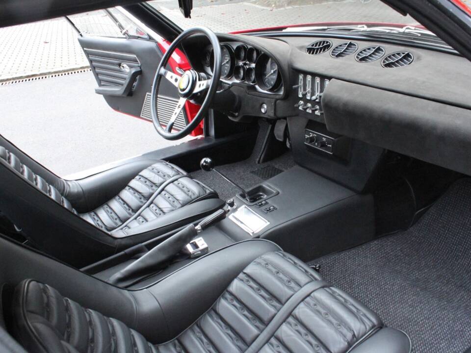 Image 9/22 of Ferrari 365 GTB&#x2F;4 Daytona (1971)