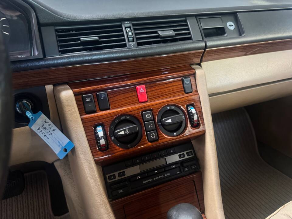 Bild 37/51 von Mercedes-Benz 300 D Turbo (1991)