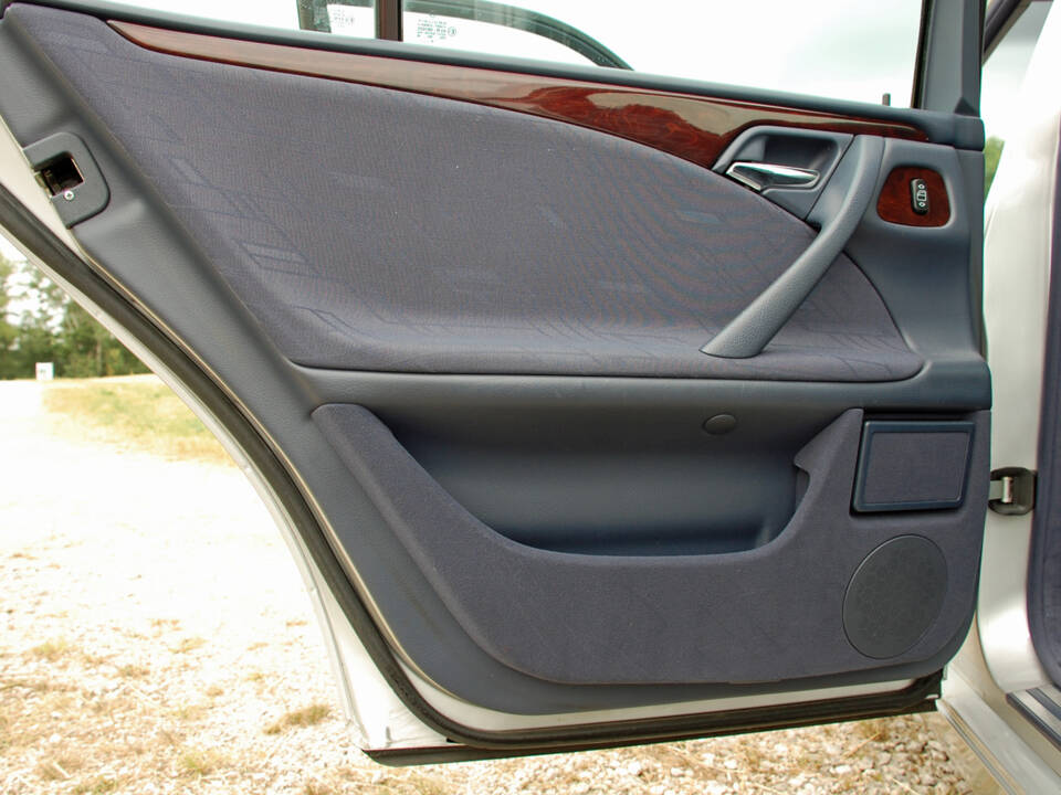 Imagen 17/34 de Mercedes-Benz E 240 (1999)