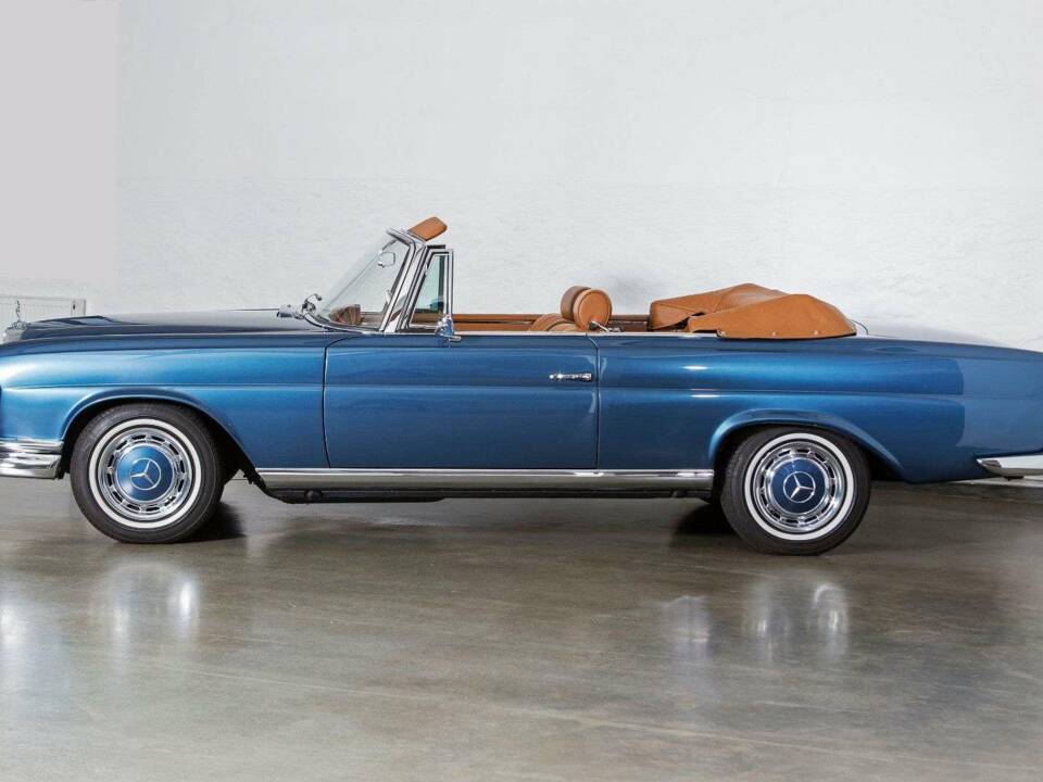 Image 2/20 de Mercedes-Benz 220 SE b (1965)