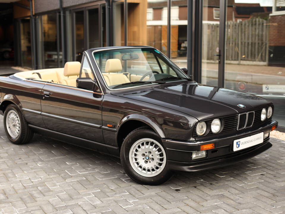 Image 2/81 de BMW 325i (1987)