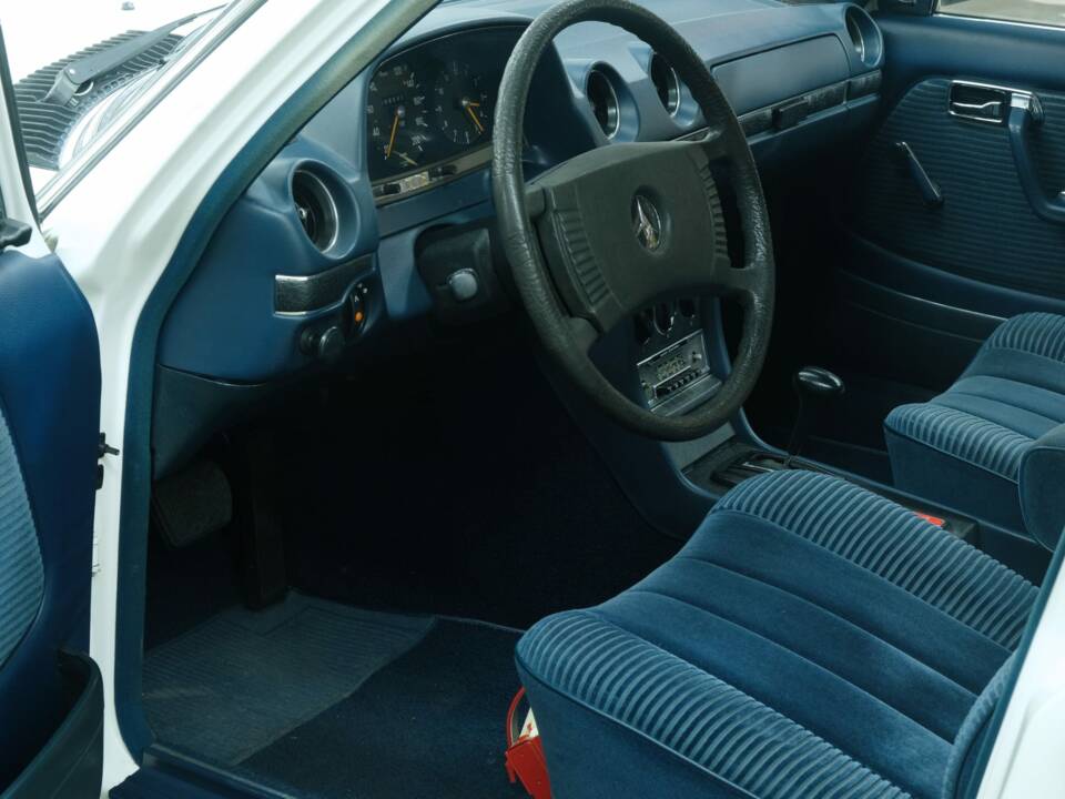 Bild 33/50 von Mercedes-Benz 230 (1977)
