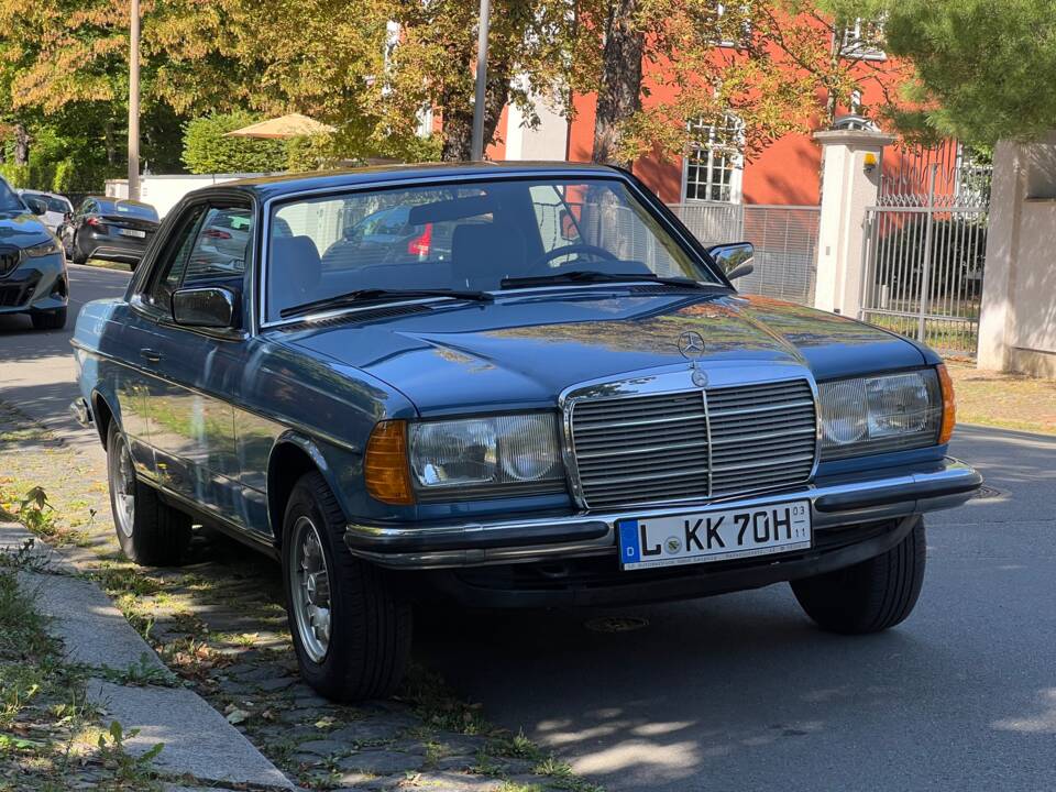 Immagine 4/38 di Mercedes-Benz 230 CE (1983)