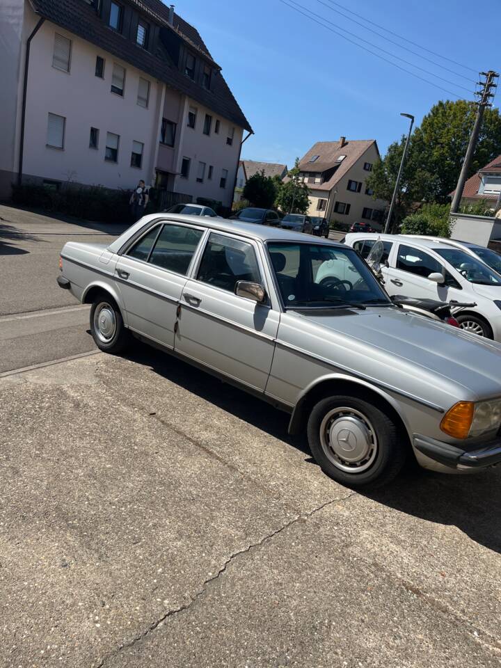 Immagine 2/9 di Mercedes-Benz 200 (1982)