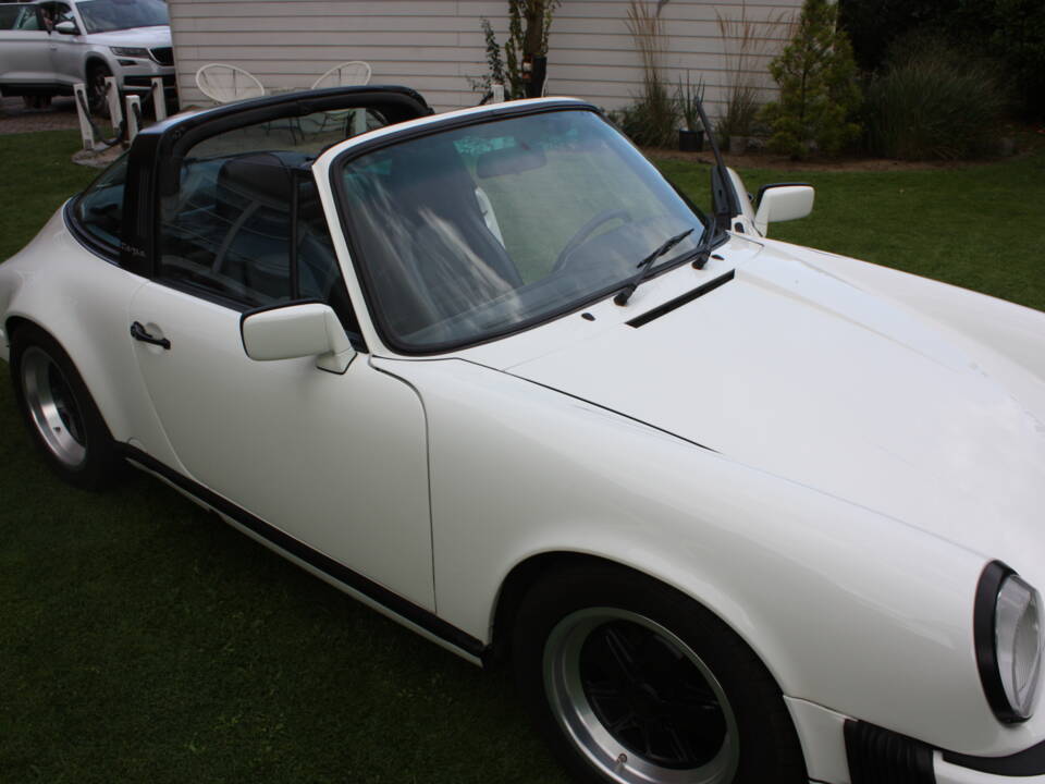 Image 12/13 of Porsche 911 Carrera 3.2 (1989)