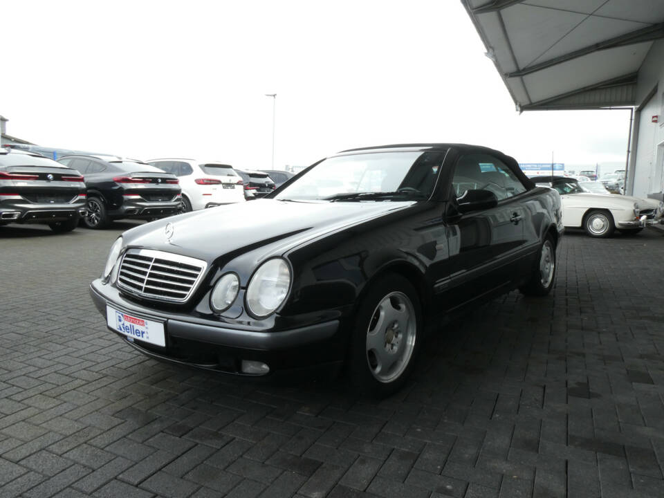 Image 3/16 of Mercedes-Benz CLK 320 (1999)