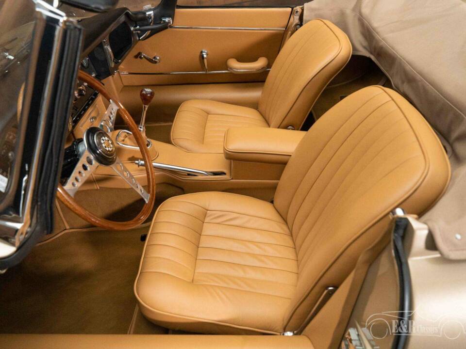 Image 8/18 de Jaguar E-Type (1967)