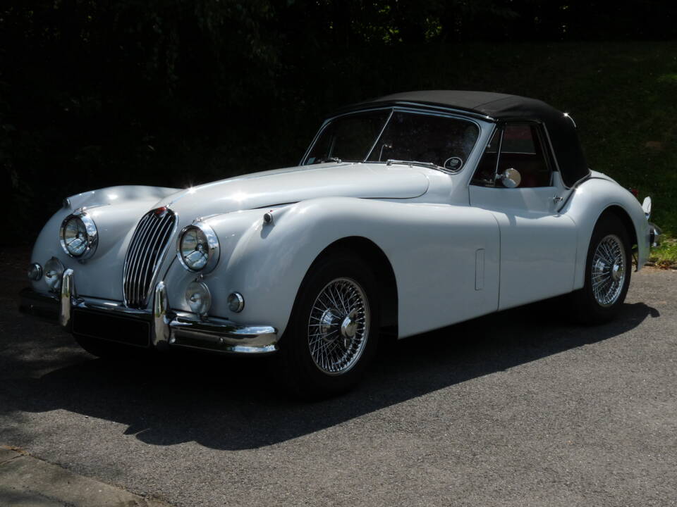 Image 2/22 of Jaguar XK 140 SE DHC (1957)