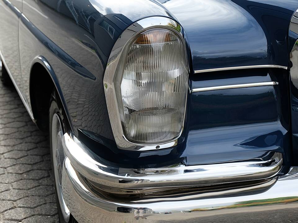 Image 37/76 de Mercedes-Benz 220 S b (1963)