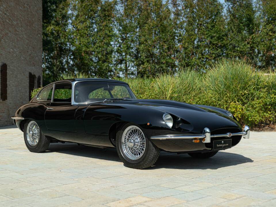 Image 2/50 de Jaguar E-Type (1968)