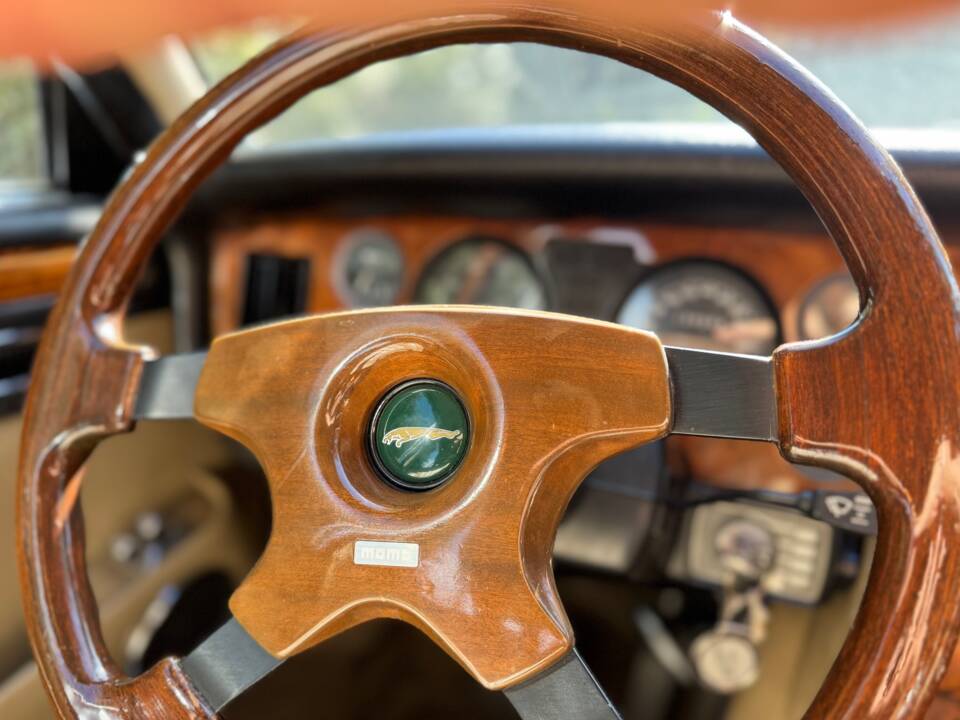 Immagine 7/41 di Jaguar XJ 12 (1990)