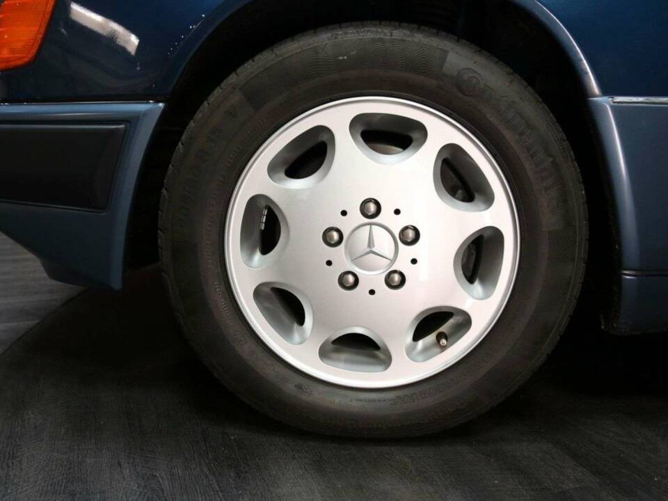 Bild 30/30 von Mercedes-Benz 300 CE-24 (1993)