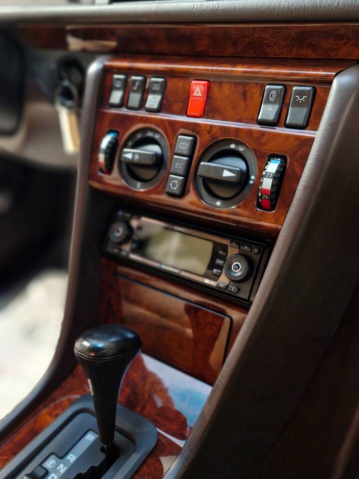 Immagine 15/20 di Mercedes-Benz 500 E (1991)