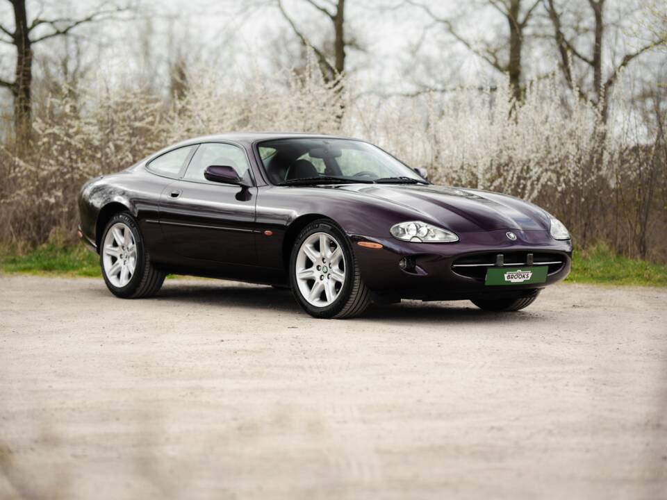 Image 2/42 of Jaguar XK8 4.0 (1999)