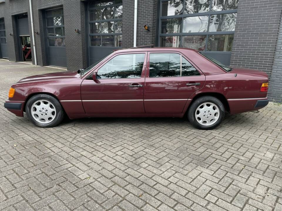 Bild 6/8 von Mercedes-Benz 300 E (1990)