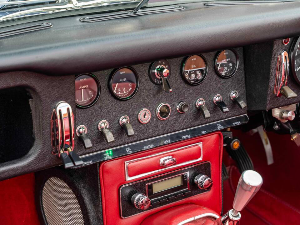 Image 23/27 of Jaguar Type E 4.2 (1965)
