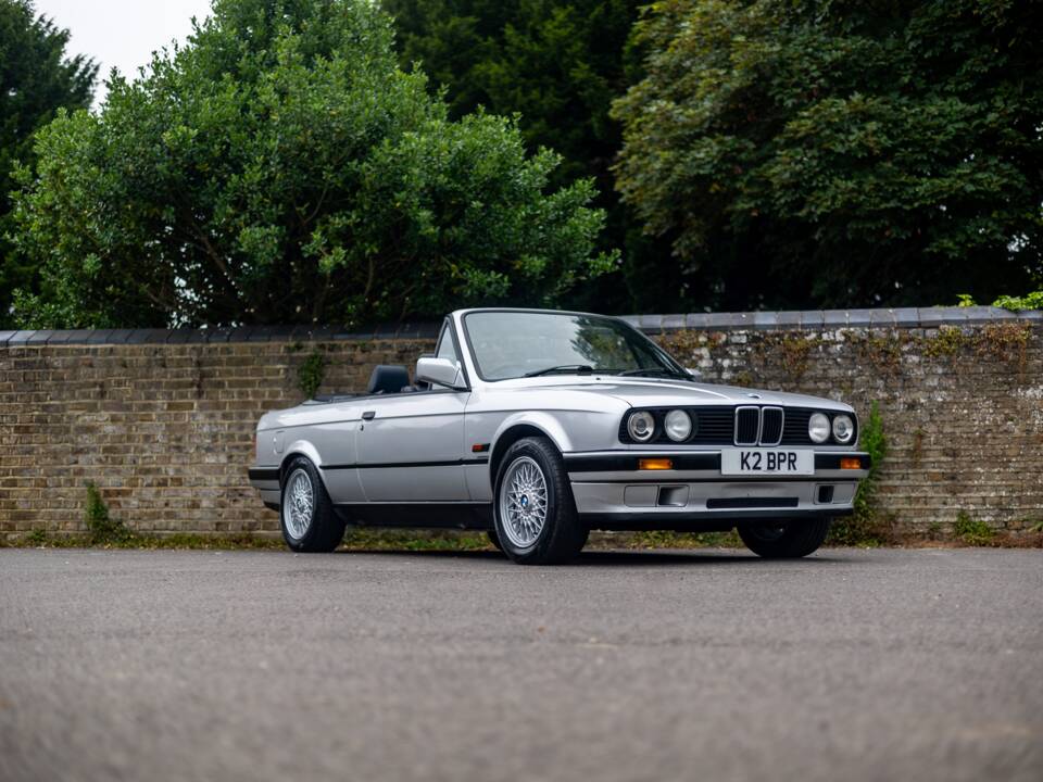 Image 32/45 of BMW 318i (1993)