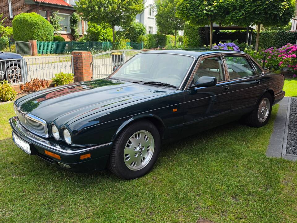 Image 2/26 of Jaguar XJ 6 4.0 Sovereign (1996)