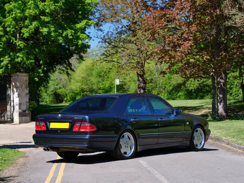 Immagine 13/50 di Mercedes-Benz E 55 AMG (1999)