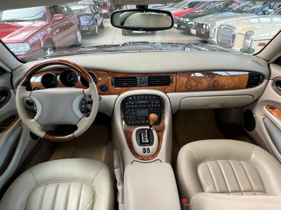 Image 47/50 of Jaguar XJ 8 Sovereign (2000)