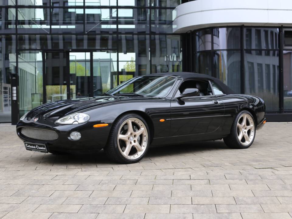 Immagine 36/45 di Jaguar XKR (2001)