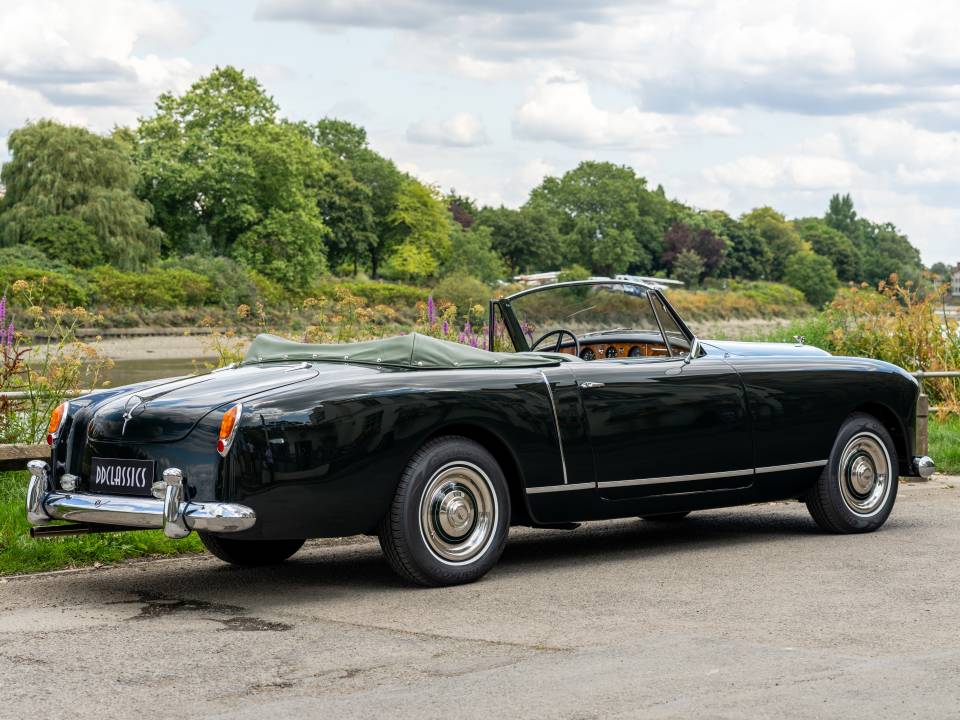 Image 3/37 of Bentley S 1 Continental DHC (1955)
